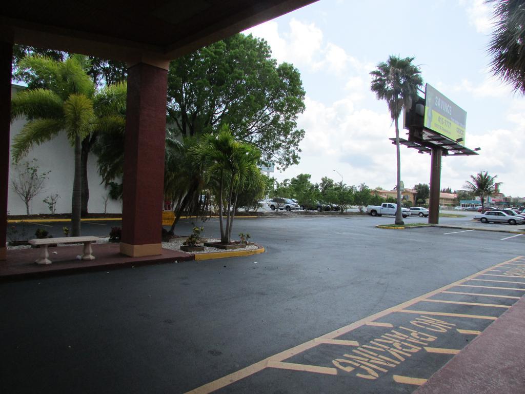 Howard Johnson By Wyndham Ft. Myers Fl Fort Myers Eksteriør billede