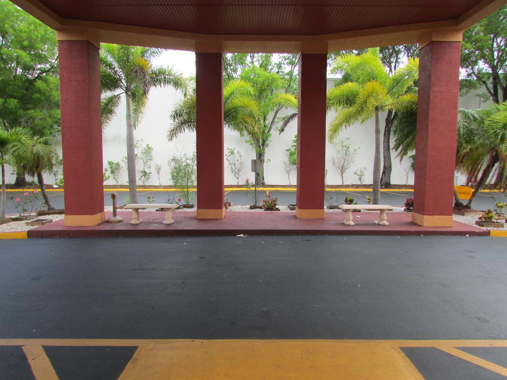 Howard Johnson By Wyndham Ft. Myers Fl Fort Myers Eksteriør billede